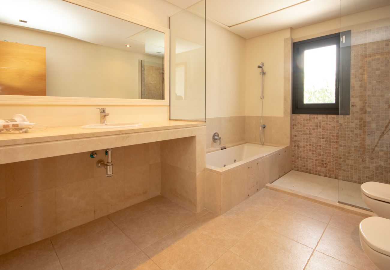 Villa in Manilva - Villa with Sea View, Pool and Beautiful Gardens. 