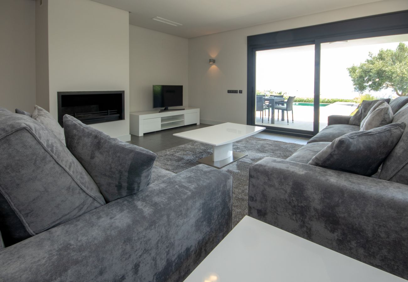 Villa in Manilva - Villa with Sea View, Pool and Beautiful Gardens. 