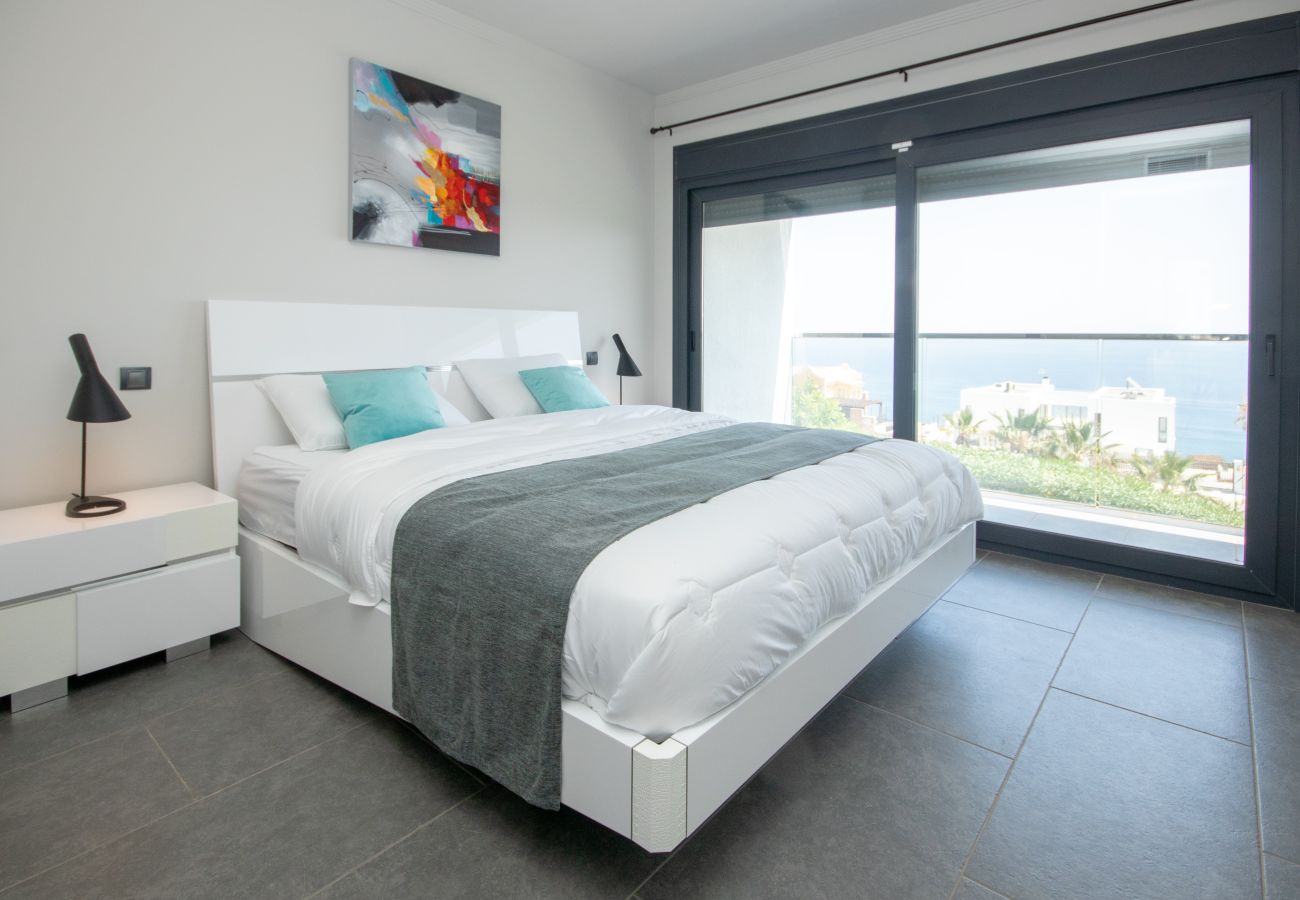 Villa in Manilva - Villa with Sea View, Pool and Beautiful Gardens. 