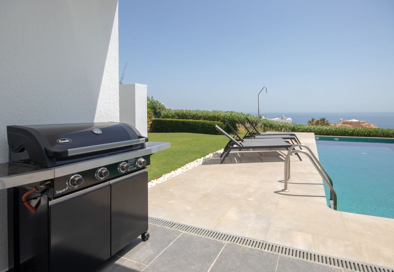 Villa in Manilva - Villa with Sea View, Pool and Beautiful Gardens. 