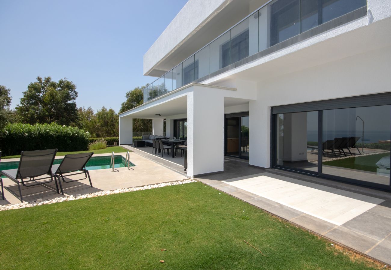 Villa in Manilva - Villa with Sea View, Pool and Beautiful Gardens. 