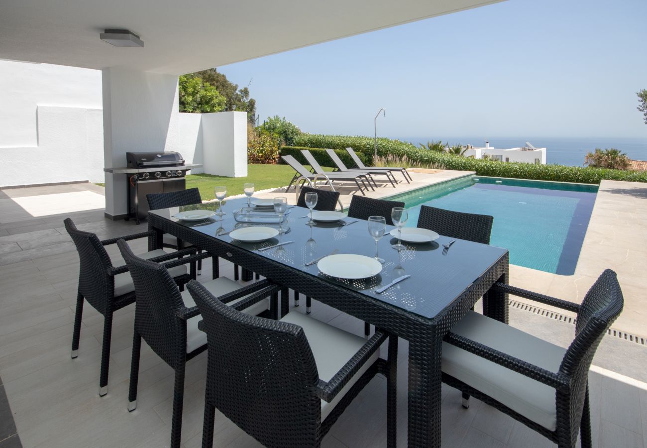 Villa in Manilva - Villa with Sea View, Pool and Beautiful Gardens. 