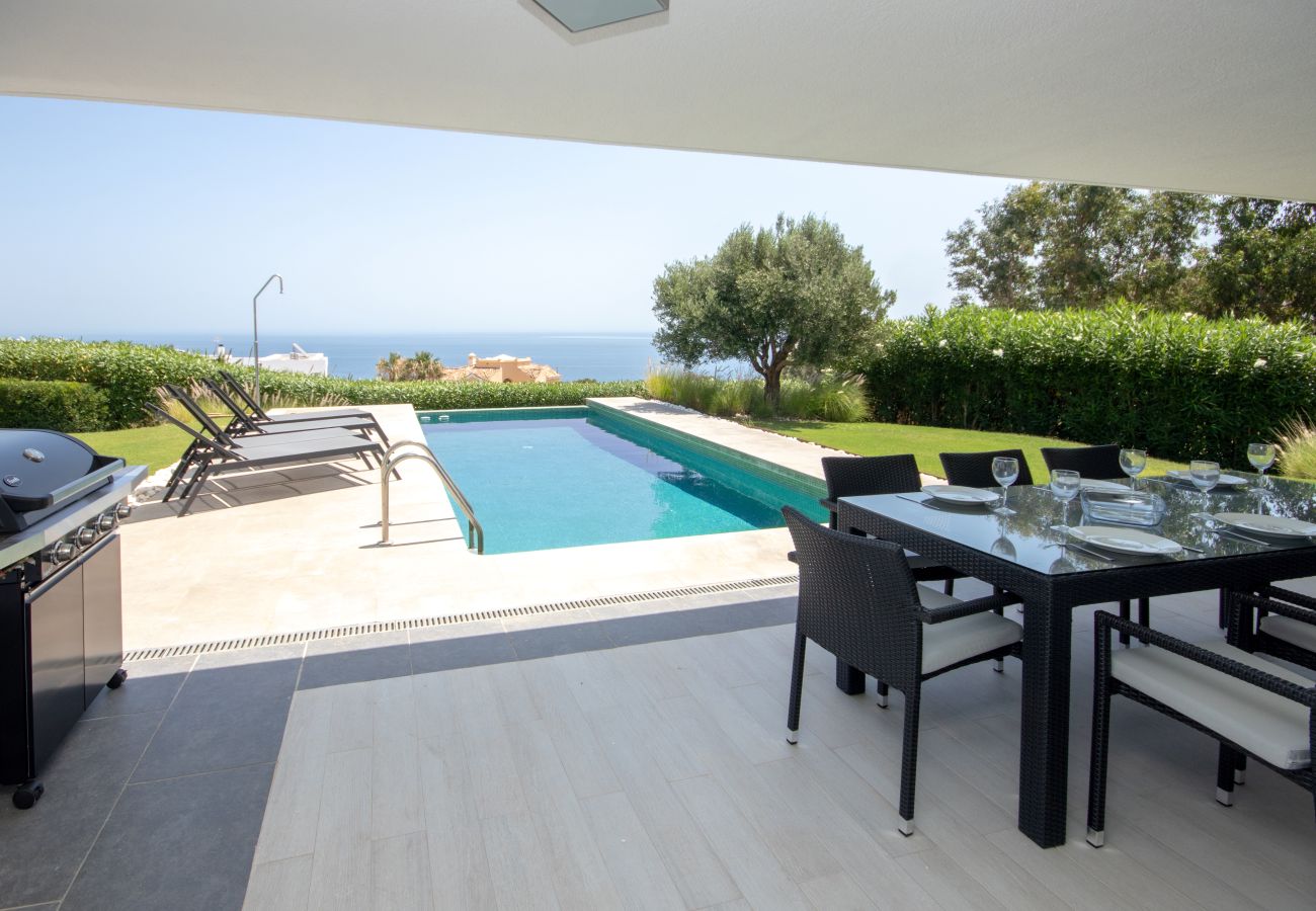 Villa in Manilva - Villa with Sea View, Pool and Beautiful Gardens. 