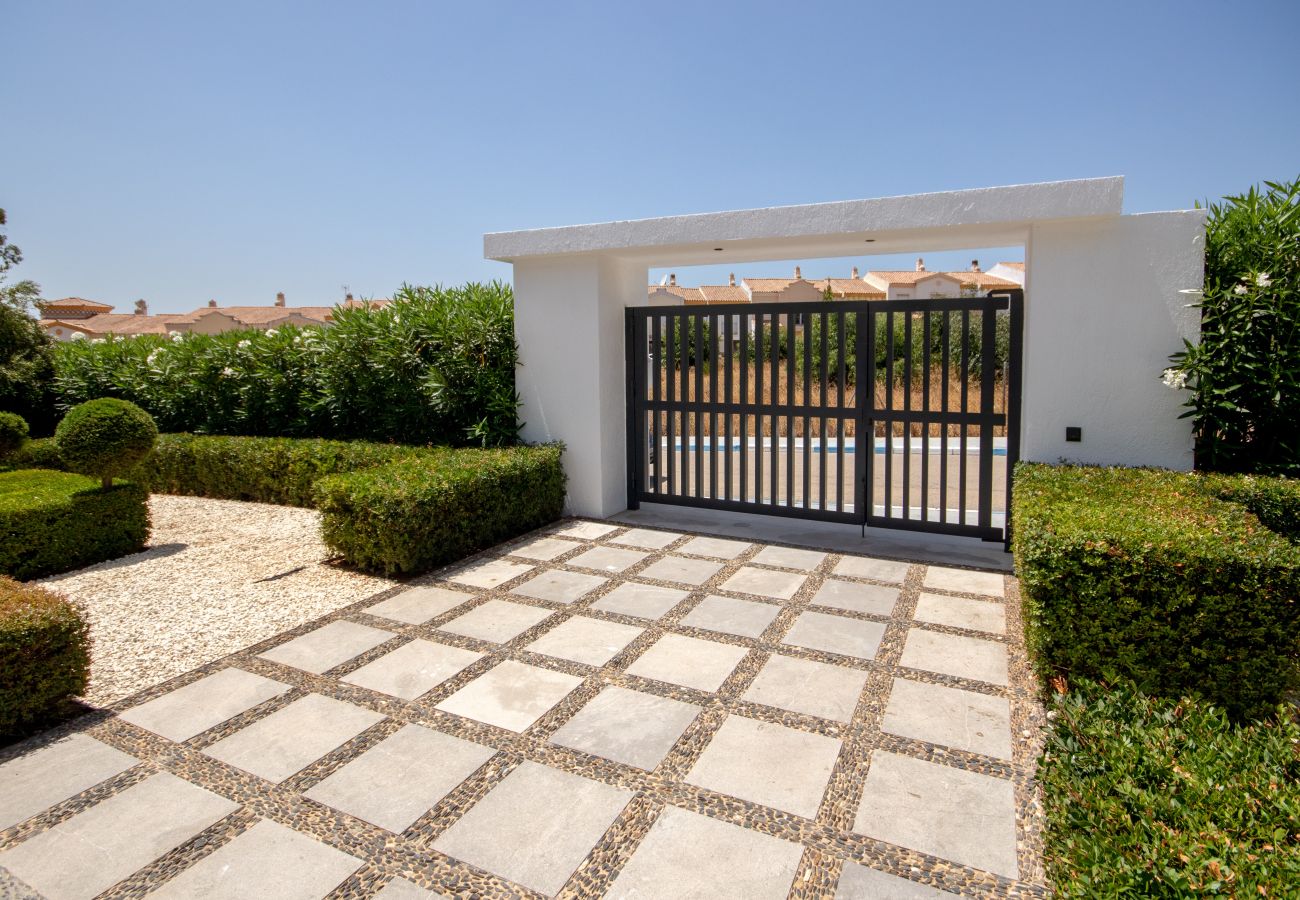 Villa in Manilva - Villa with Sea View, Pool and Beautiful Gardens. 