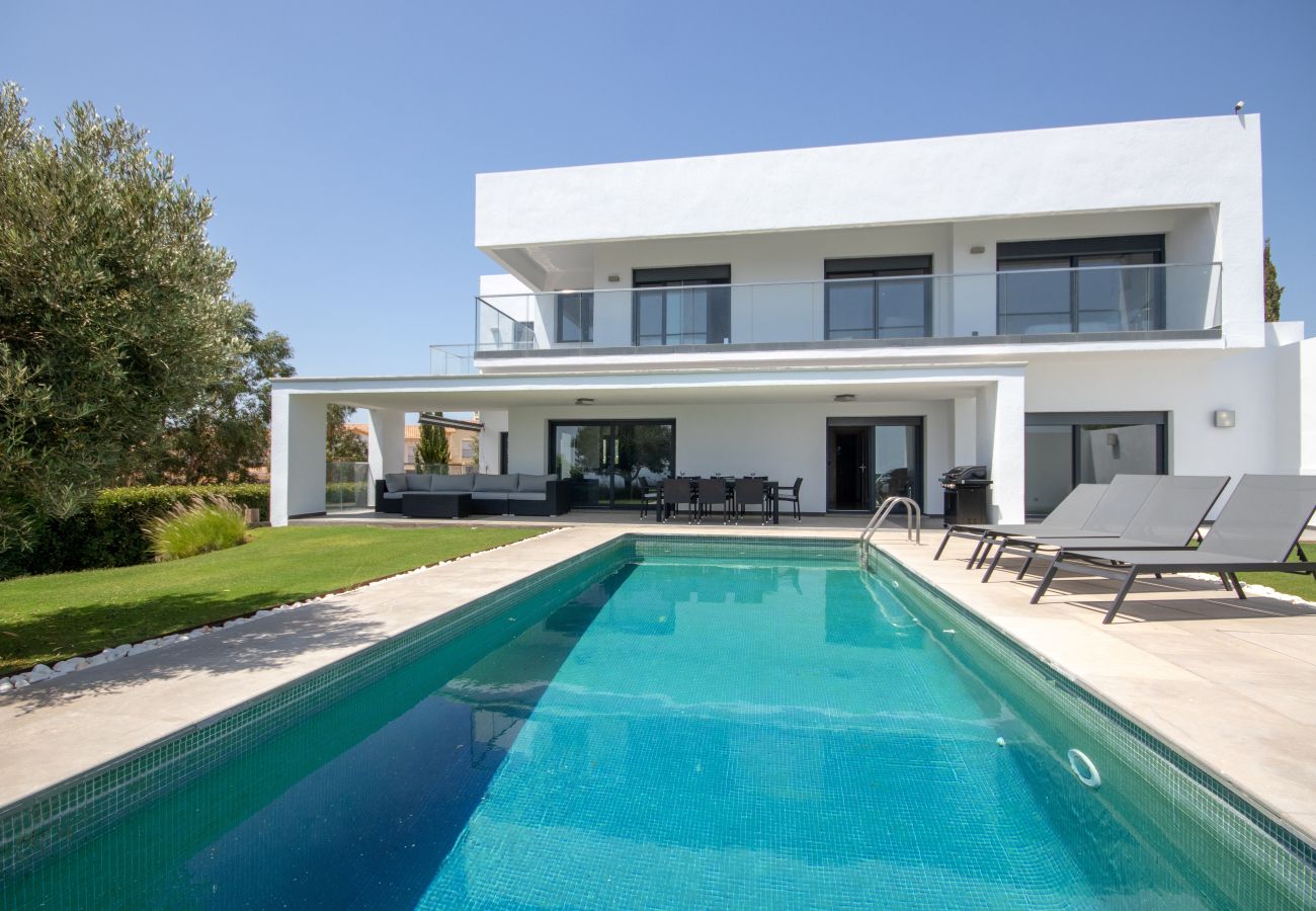 Villa in Manilva - Villa with Sea View, Pool and Beautiful Gardens. 