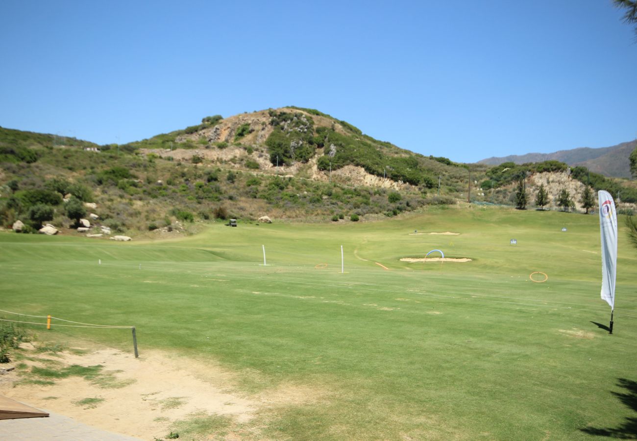 Villa in Estepona - Luxurious Frontline Golf Villa with infinity pool and sea-view