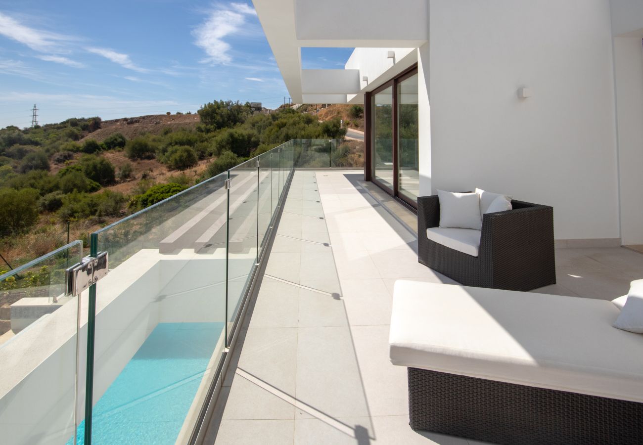 Villa in Estepona - Luxurious Frontline Golf Villa with infinity pool and sea-view