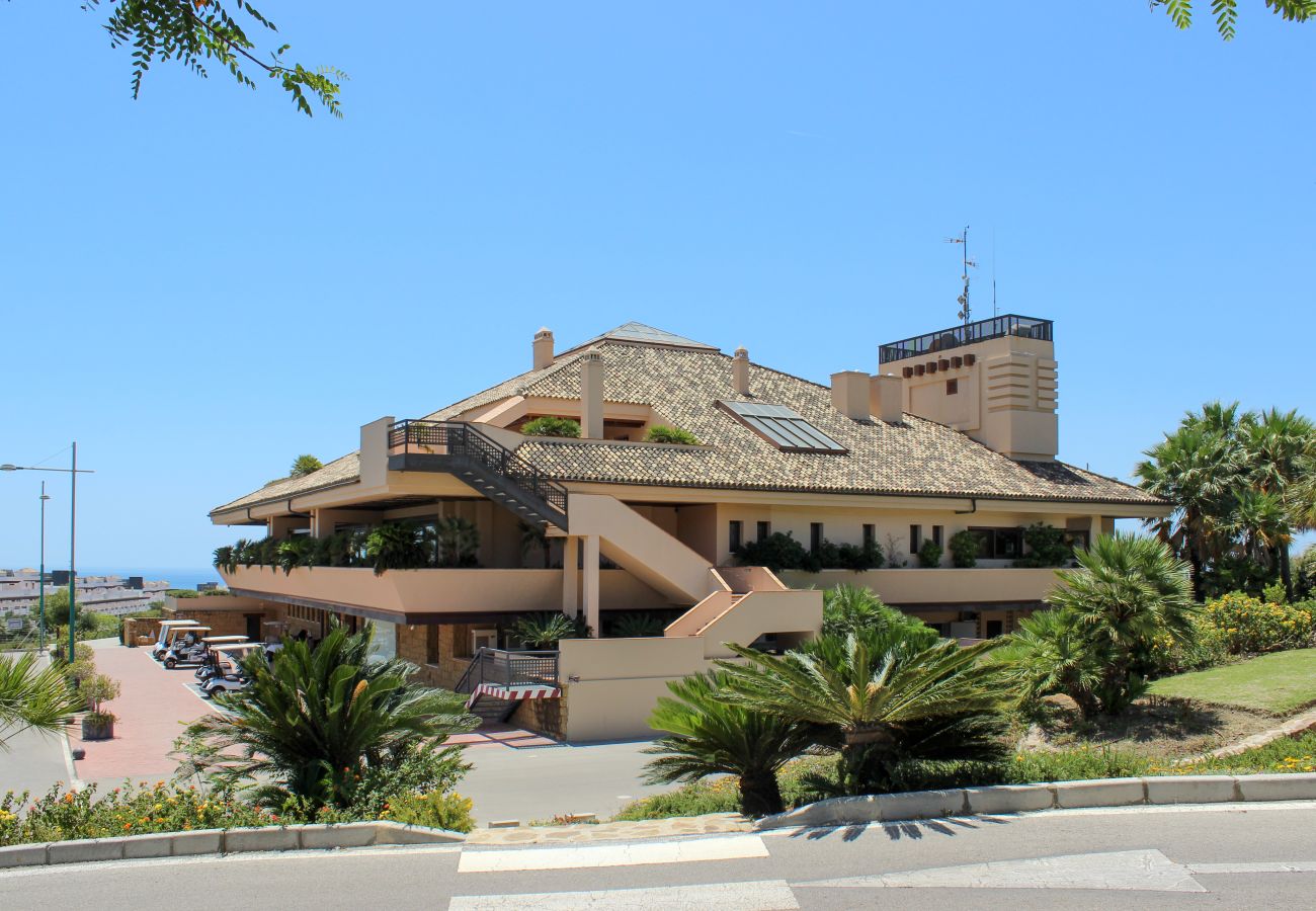 Villa in Estepona - Luxurious Frontline Golf Villa with infinity pool and sea-view