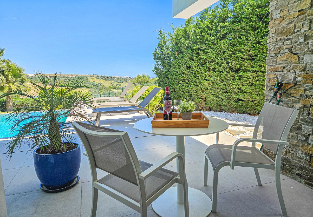 Villa in Estepona - Luxurious Frontline Golf Villa with infinity pool and sea-view