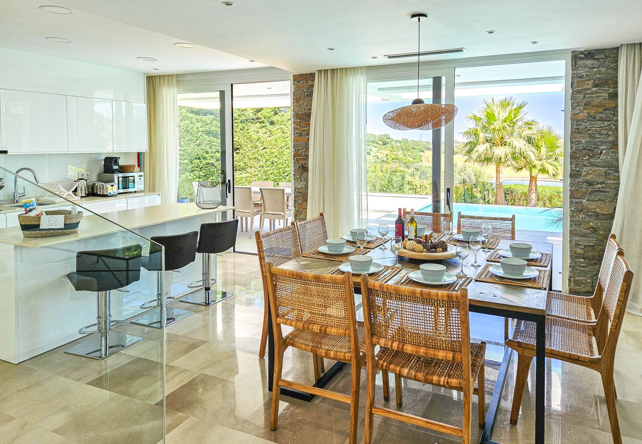 Villa in Estepona - Luxurious Frontline Golf Villa with infinity pool and sea-view