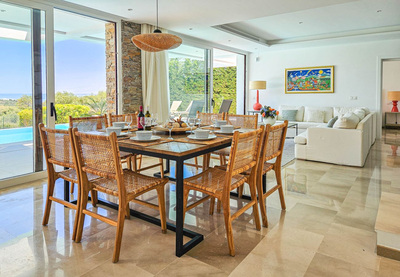 Villa in Estepona - Luxurious Frontline Golf Villa with infinity pool and sea-view
