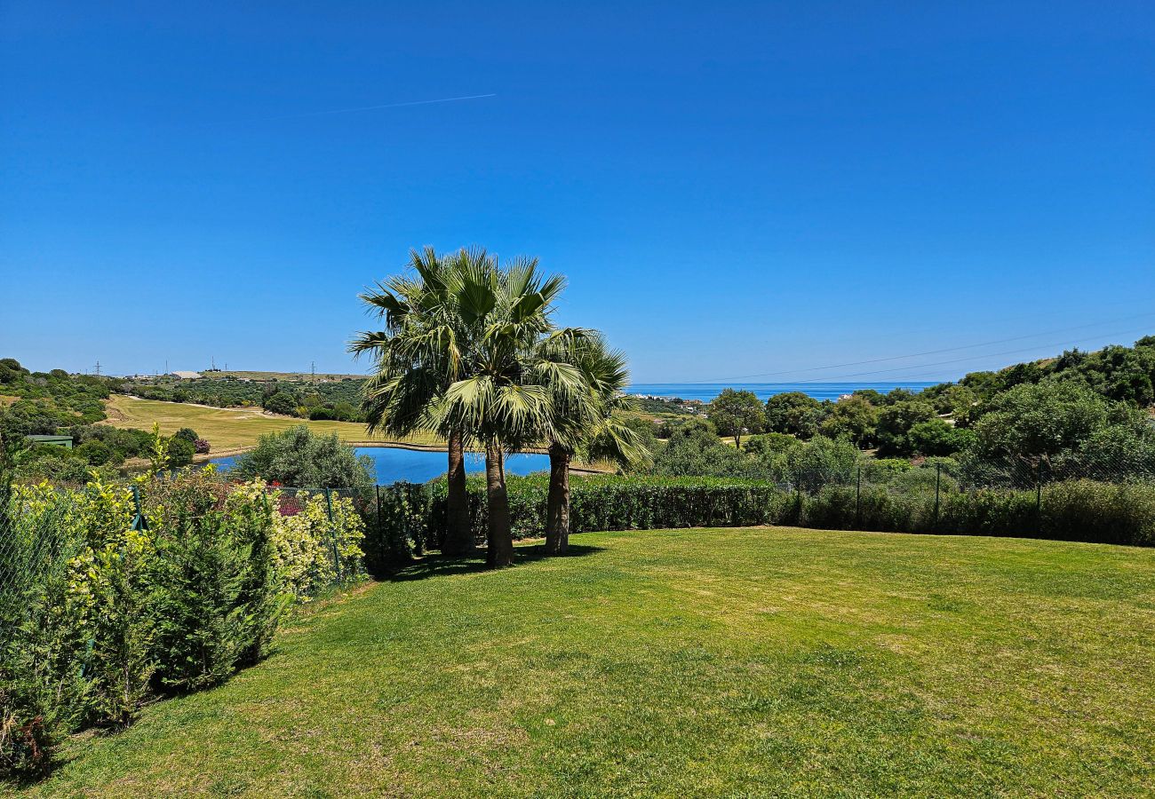 Villa in Estepona - Luxurious Frontline Golf Villa with infinity pool and sea-view