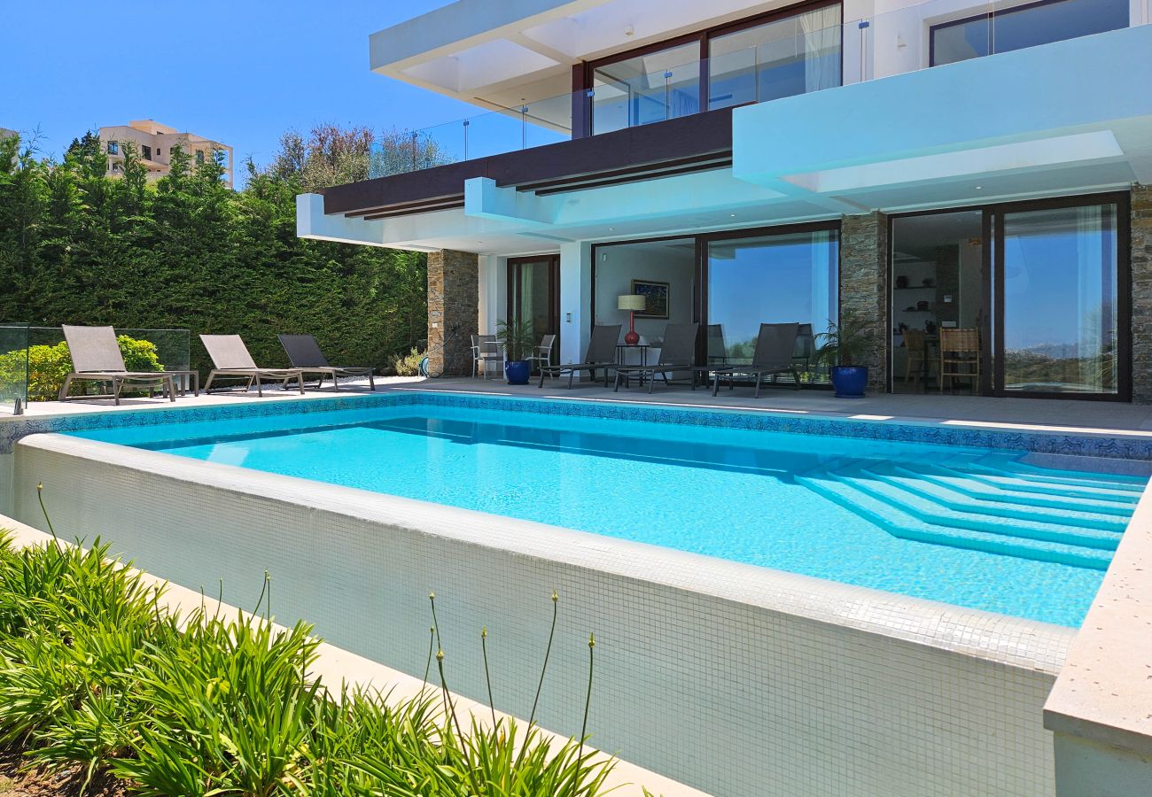 Villa in Estepona - Luxurious Frontline Golf Villa with infinity pool and sea-view