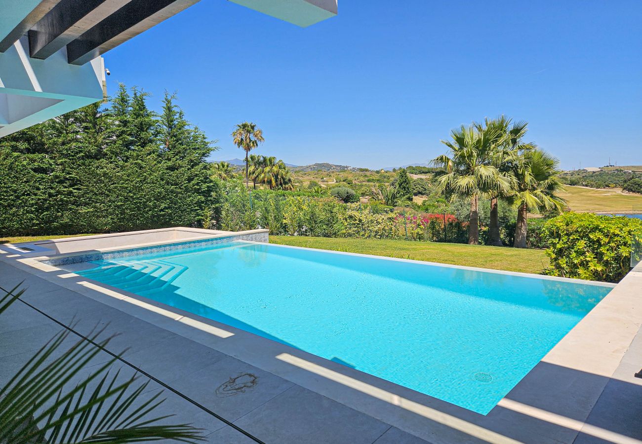 Villa in Estepona - Luxurious Frontline Golf Villa with infinity pool and sea-view