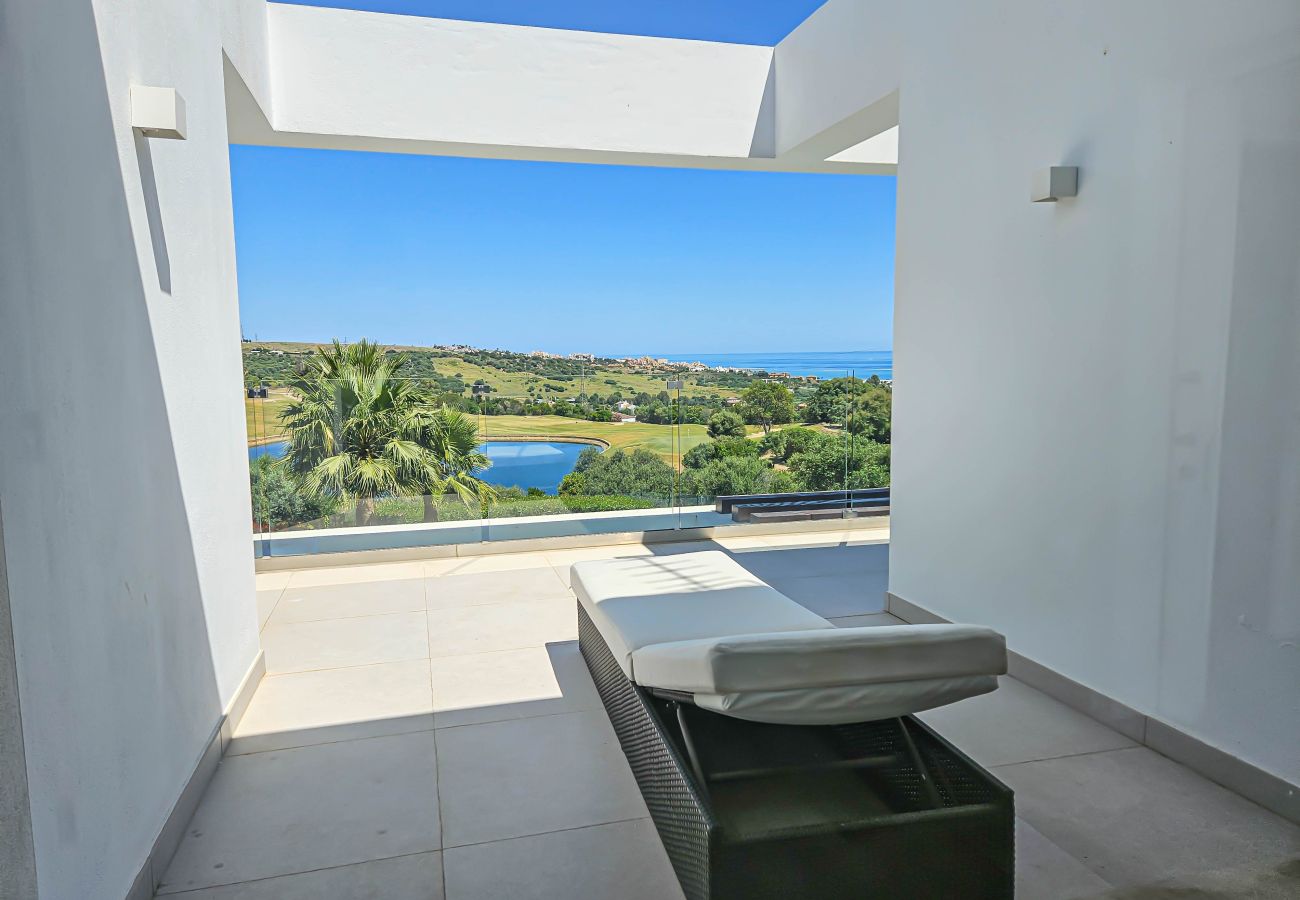 Villa in Estepona - Luxurious Frontline Golf Villa with infinity pool and sea-view