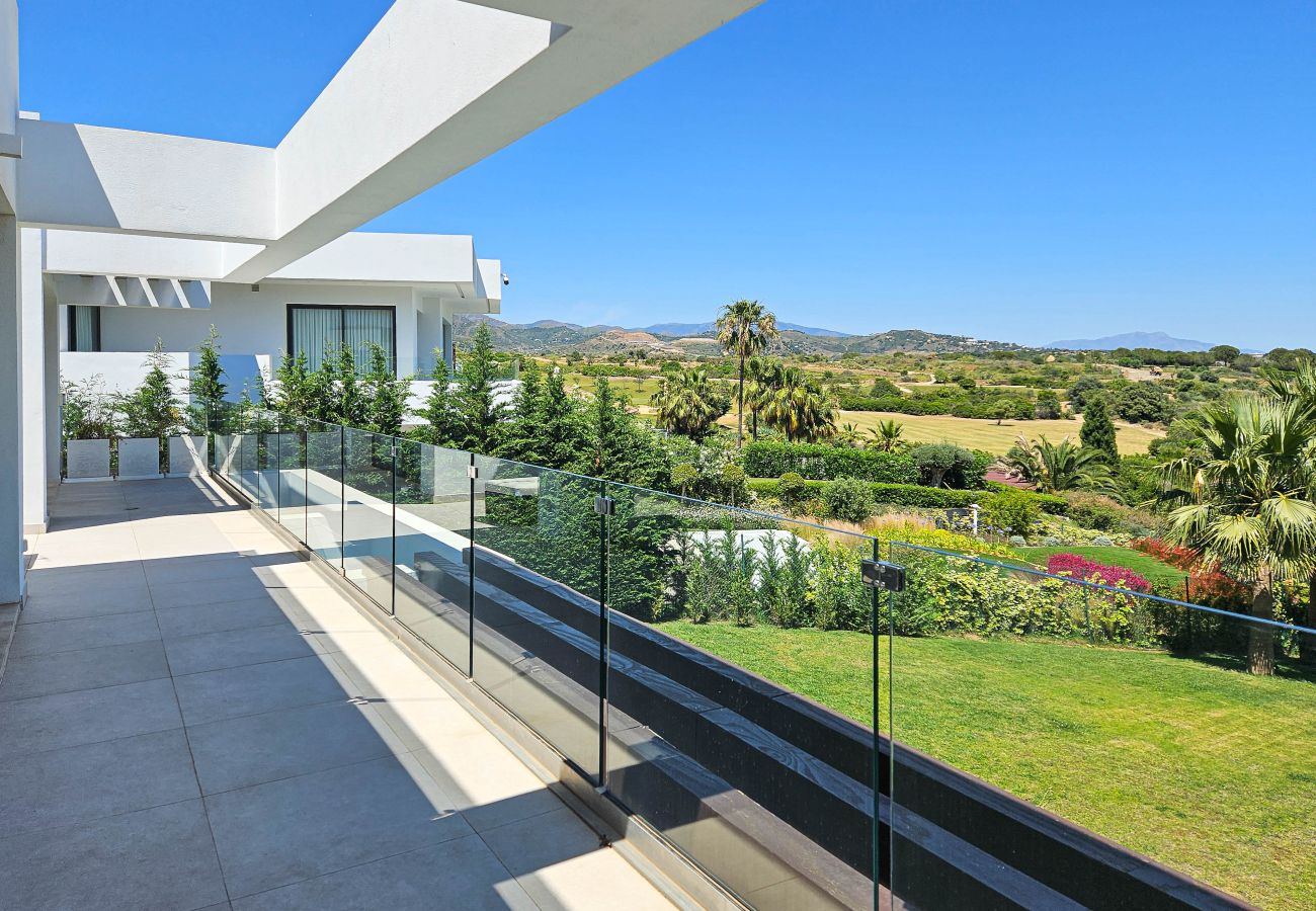 Villa in Estepona - Luxurious Frontline Golf Villa with infinity pool and sea-view