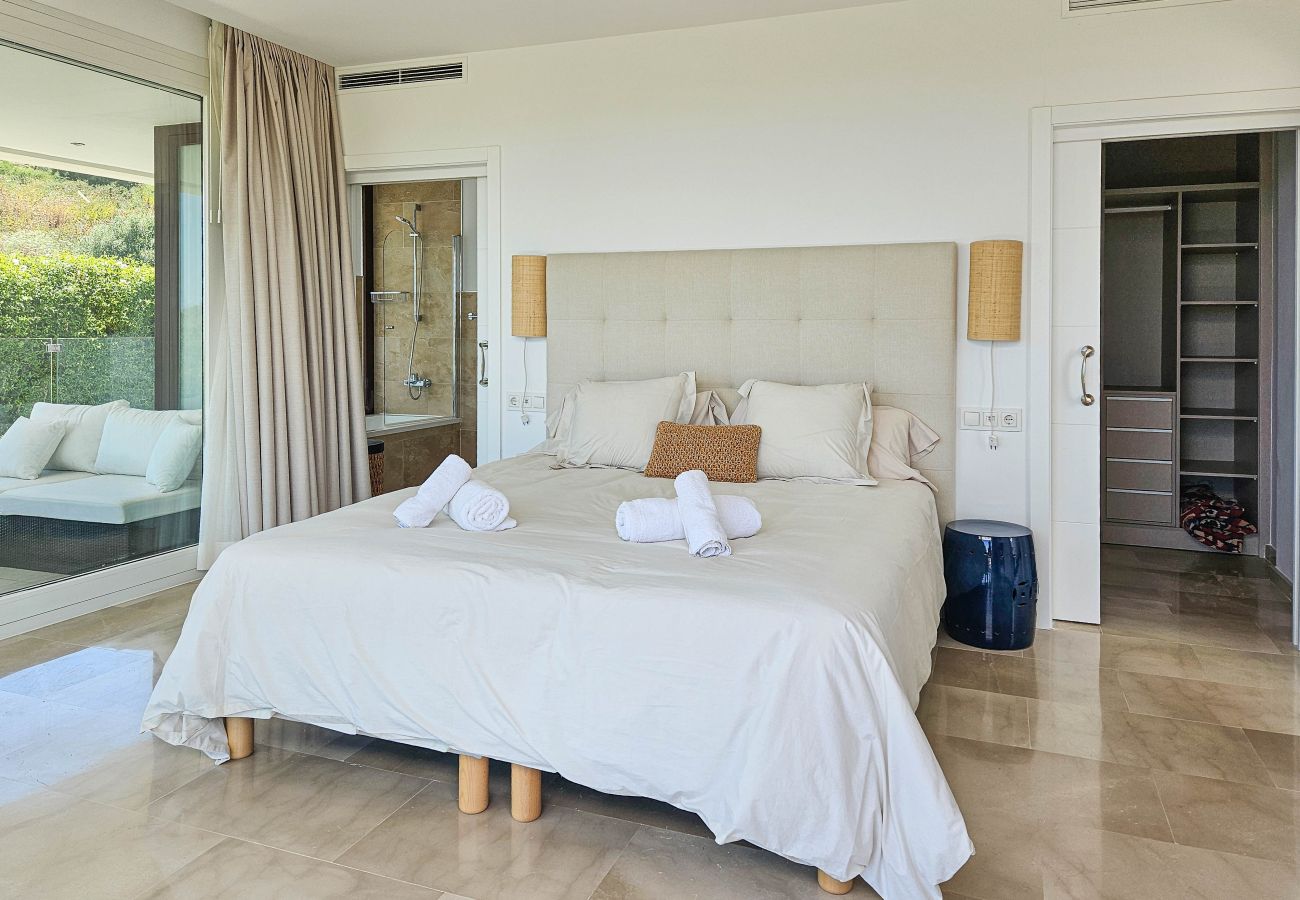 Villa in Estepona - Luxurious Frontline Golf Villa with infinity pool and sea-view