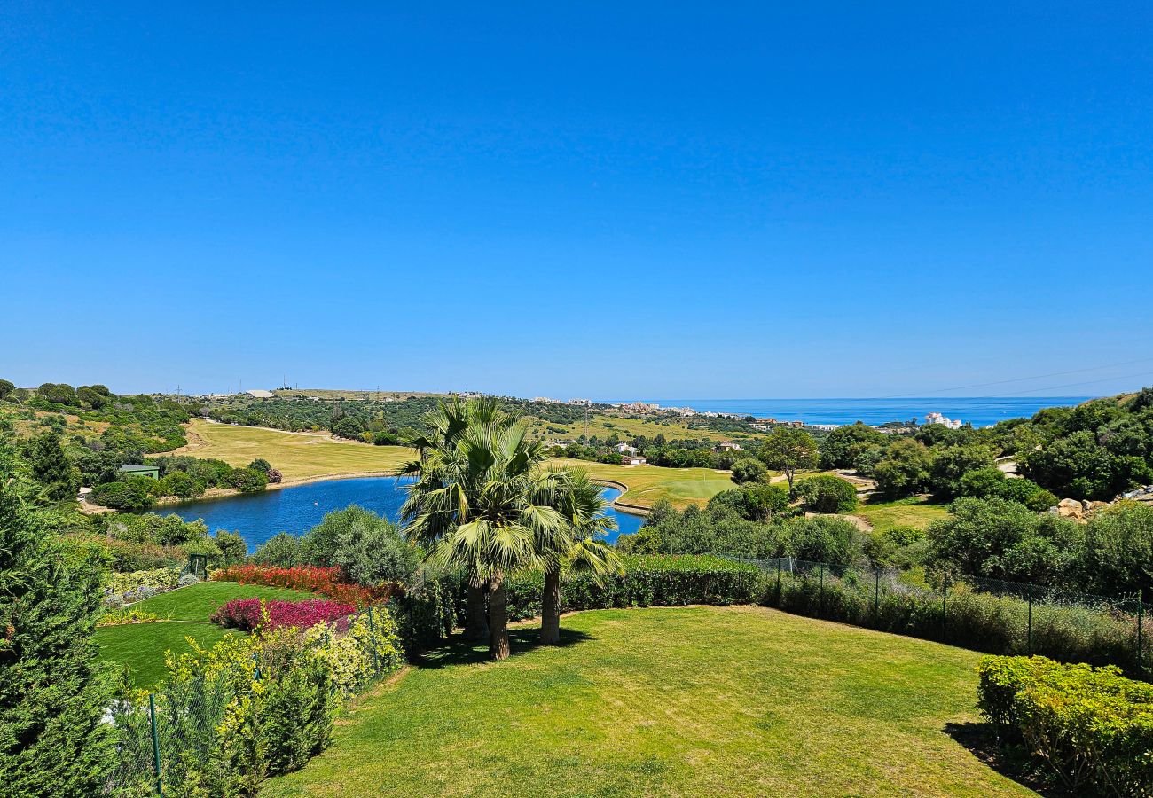 Villa in Estepona - Luxurious Frontline Golf Villa with infinity pool and sea-view
