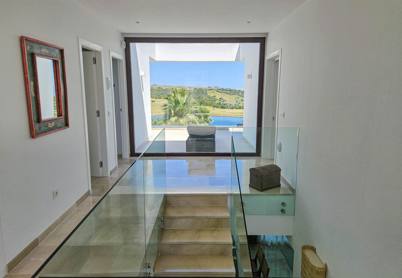 Villa in Estepona - Luxurious Frontline Golf Villa with infinity pool and sea-view
