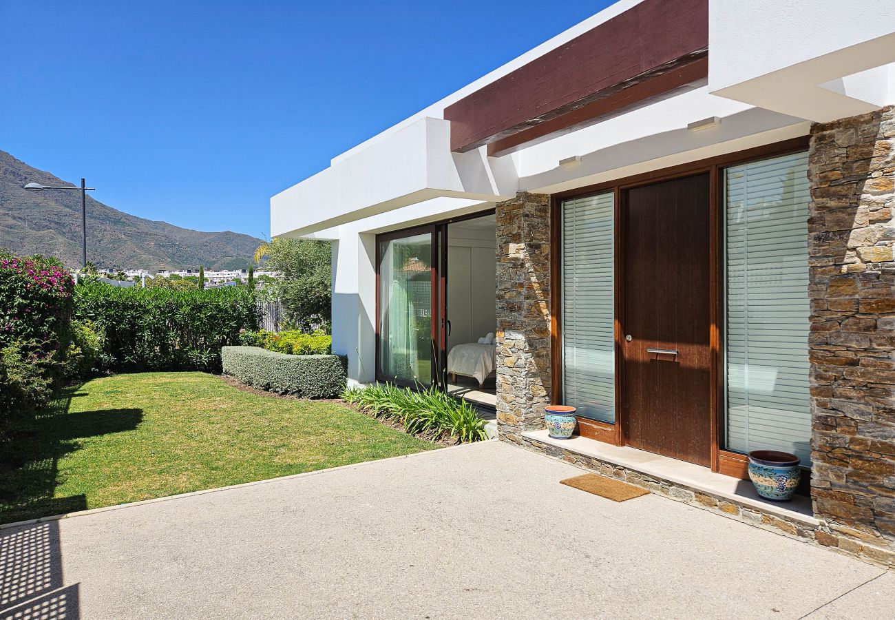 Villa in Estepona - Luxurious Frontline Golf Villa with infinity pool and sea-view