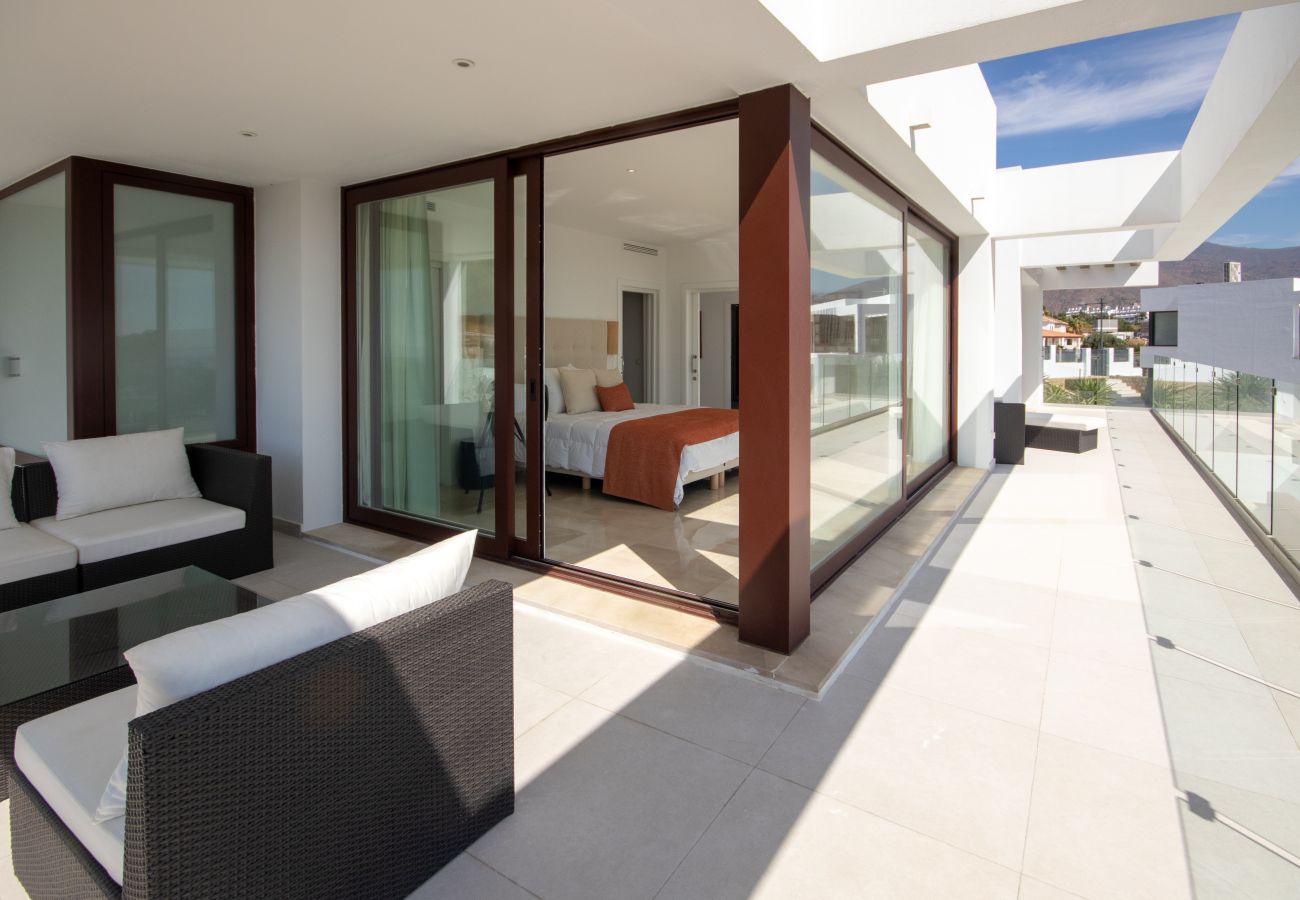 Villa in Estepona - Luxurious Frontline Golf Villa with infinity pool and sea-view