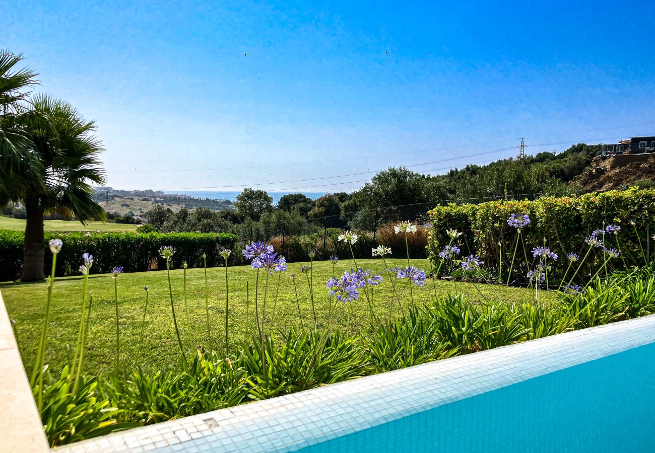 Villa in Estepona - Luxurious Frontline Golf Villa with infinity pool and sea-view