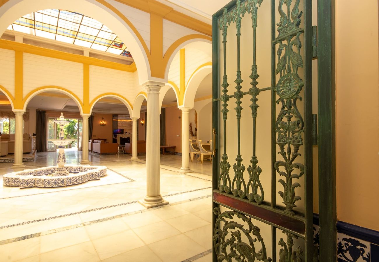 Villa in Mijas Costa - 7 Bed Villa with amazing facilities in Mijas Golf 