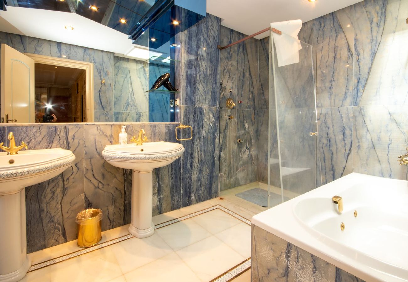 Villa in Mijas Costa - 7 Bed Villa with amazing facilities in Mijas Golf 