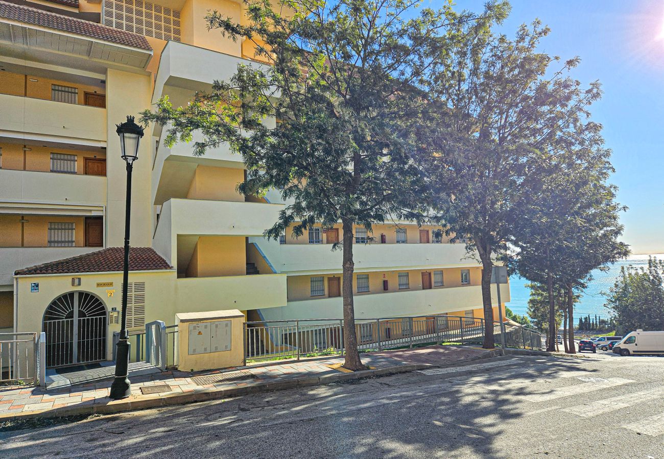 Apartment in Fuengirola - Two Bedroom Apartment to rent in Carvajal