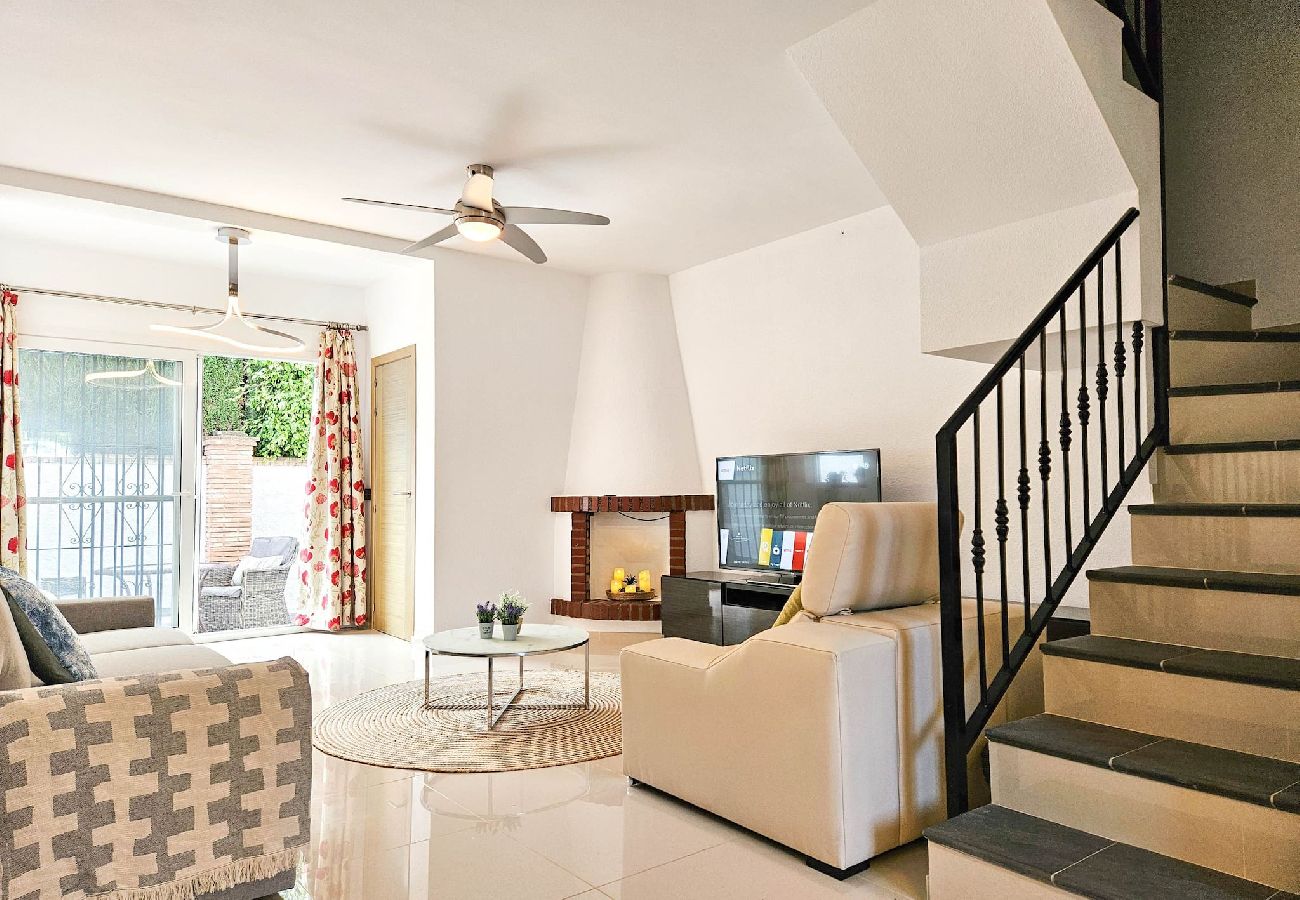 Terraced House in Mijas Costa - Two bed House in Calahonda just 1km to the beach 