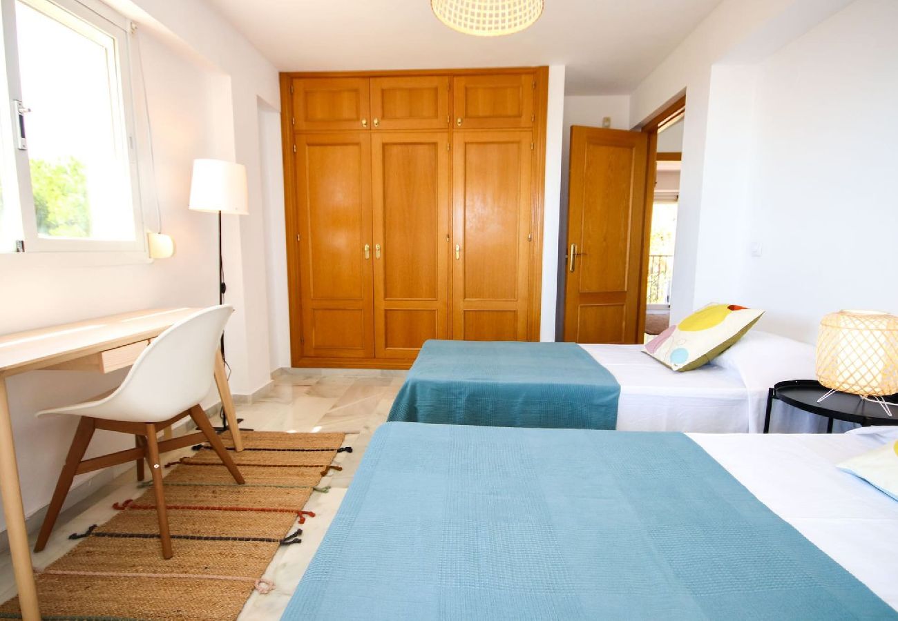 Terraced House in Mijas Costa - Four bedroom townhouse in Benalmadena with BBQ 