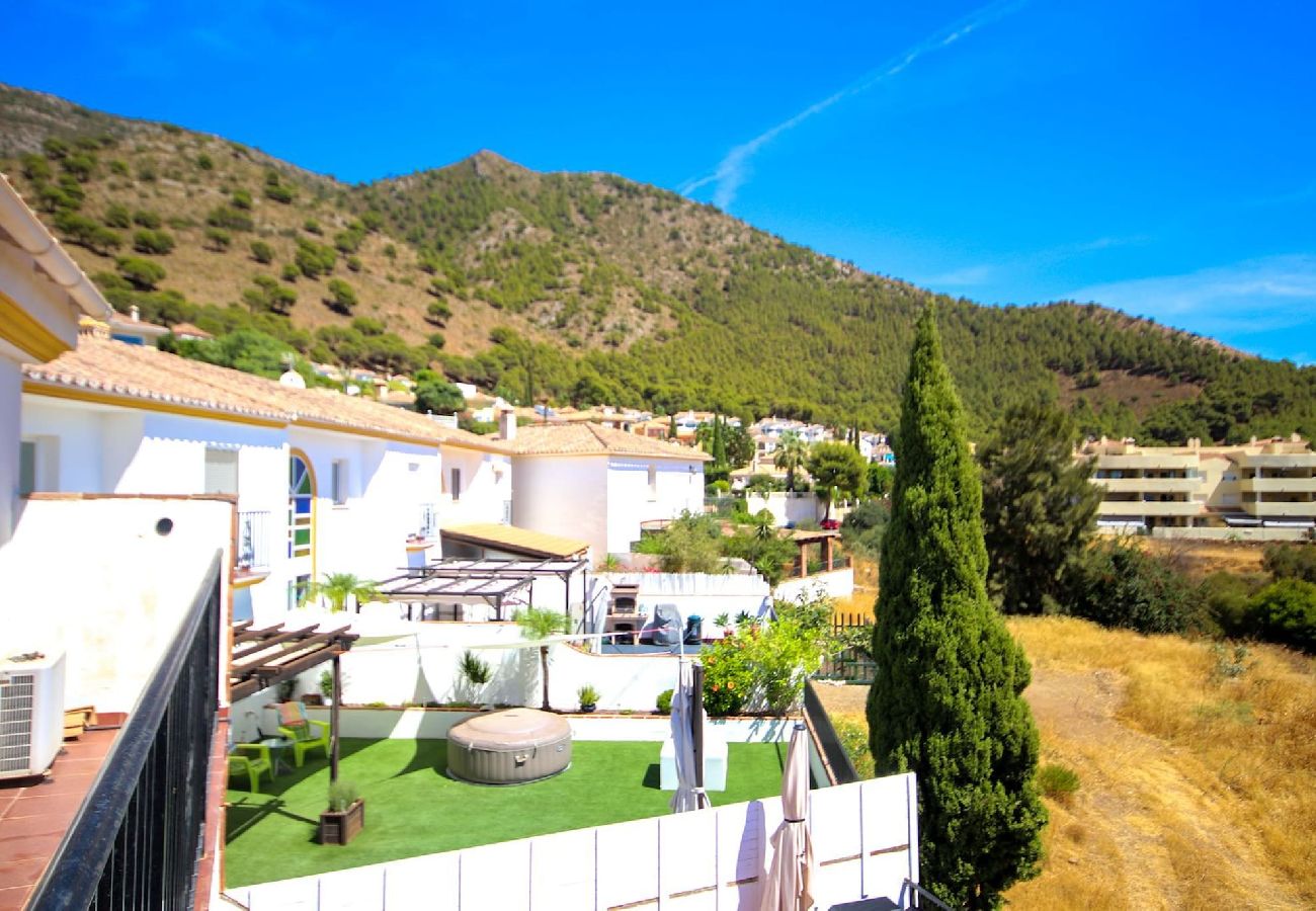 Terraced House in Mijas Costa - Four bedroom townhouse in Benalmadena with BBQ 