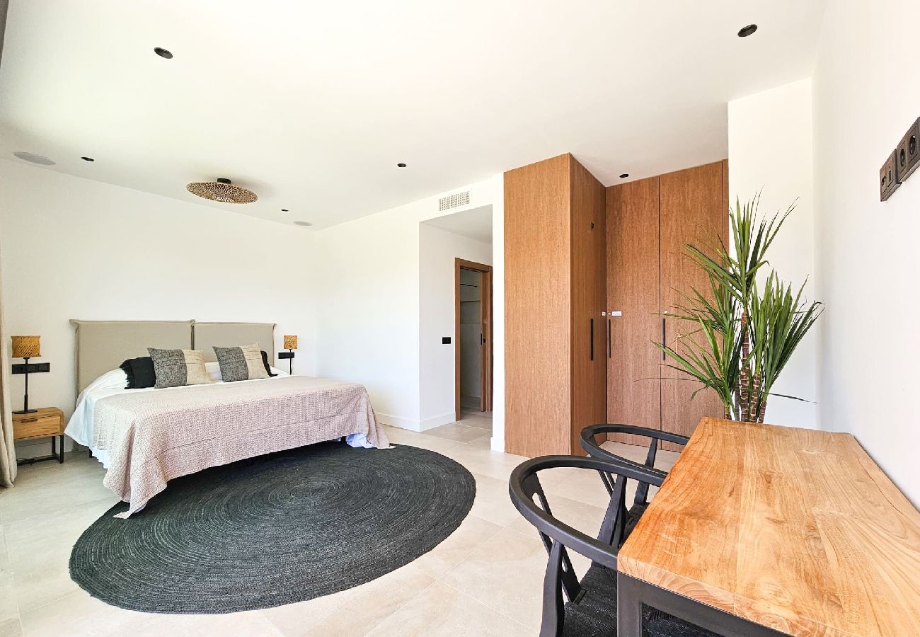 Villa in La Cala de Mijas - Stylish villa with private pool and outdoor gym 