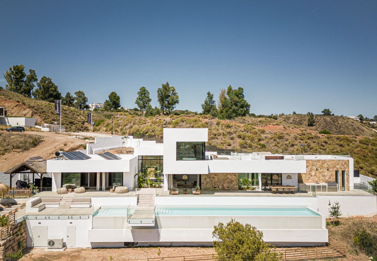 Villa in Mijas Costa - Stylish villa with private pool and outdoor gym 