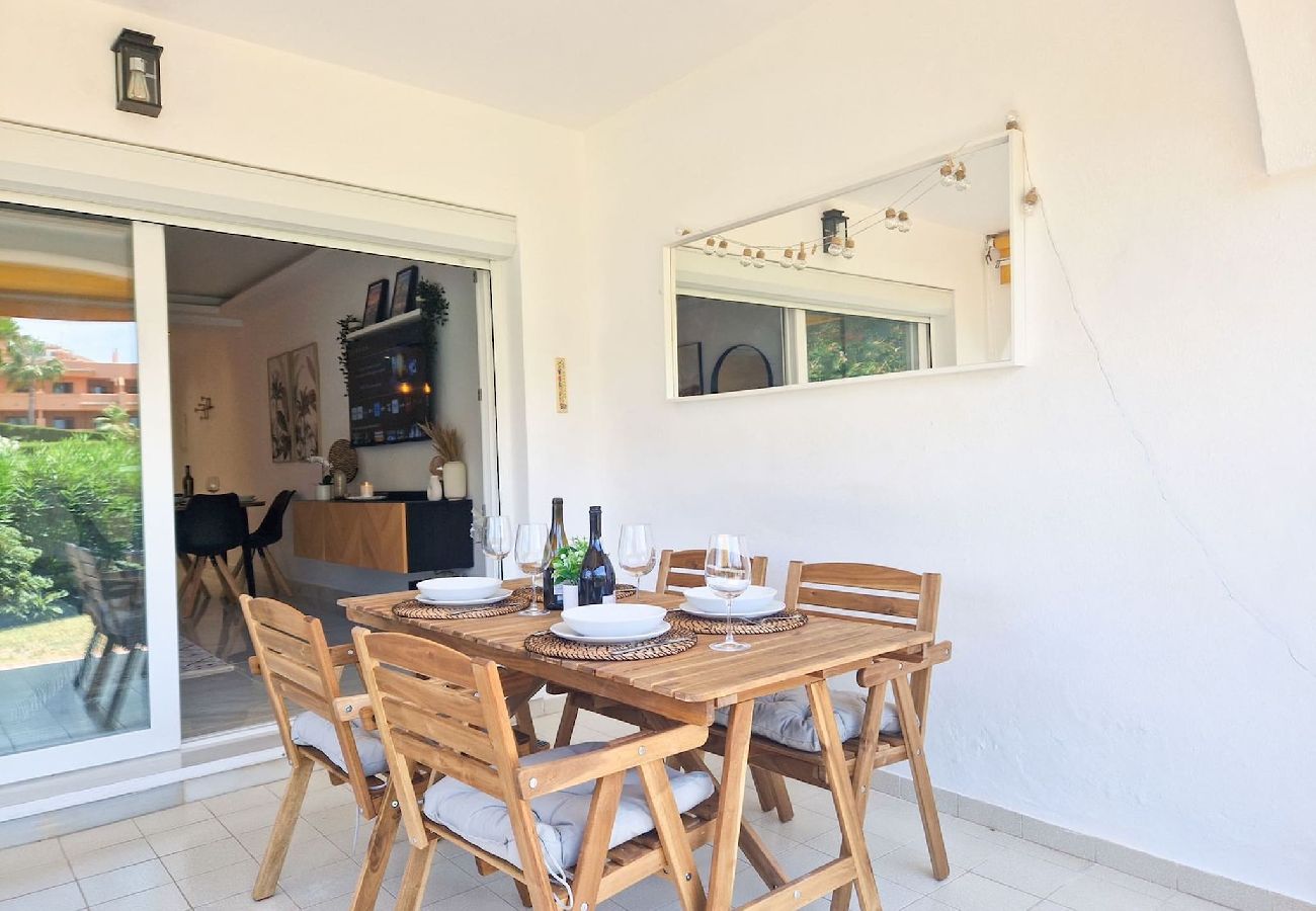 Apartment in Benahavís - Modern 2 bedroom garden apt in Benahavis