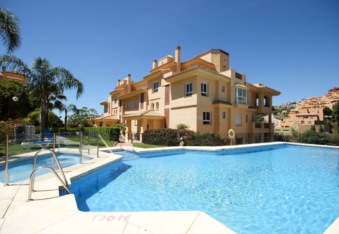 Apartment in Mijas Costa - 1 bed penthouse apt in Calahonda 