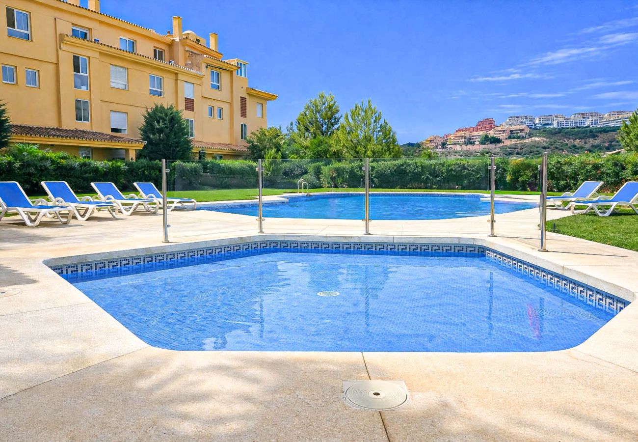 Apartment in Mijas Costa - 1 bed penthouse apt in Calahonda 