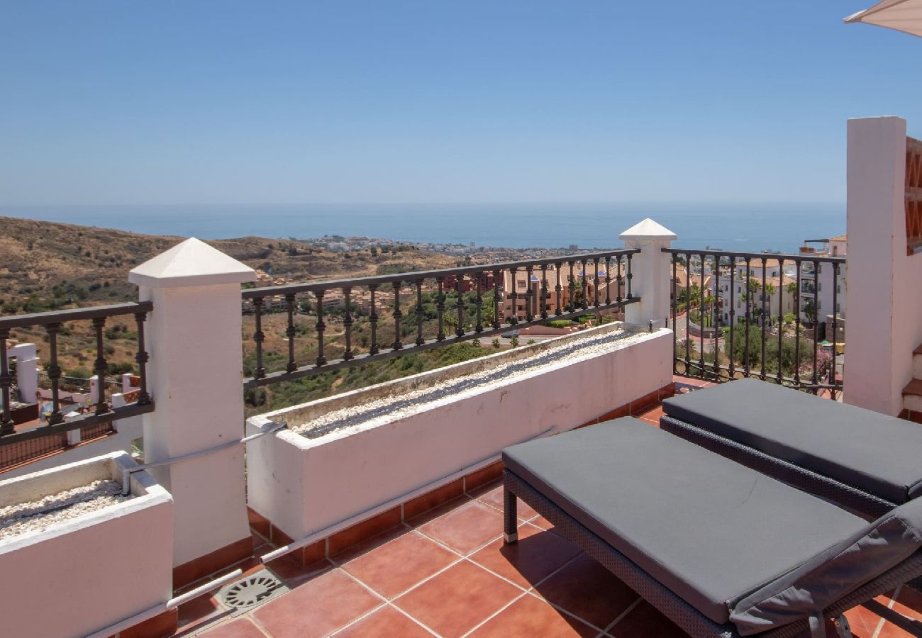 Apartment in Mijas Costa - Spacious PH with Panoramic Views 