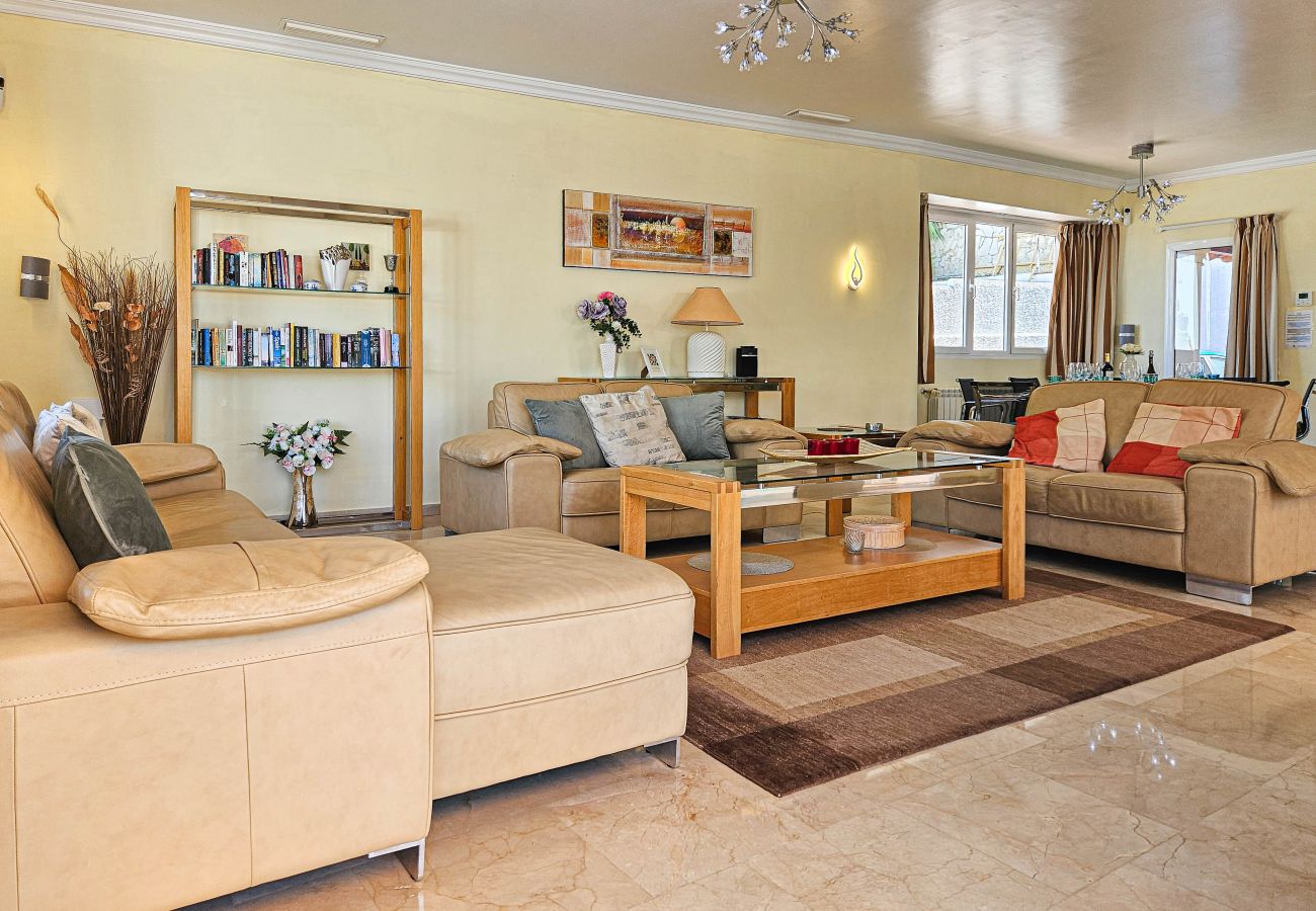 Villa in Mijas Costa - 3 Bedroom Villa with Sea Views and Private Pool