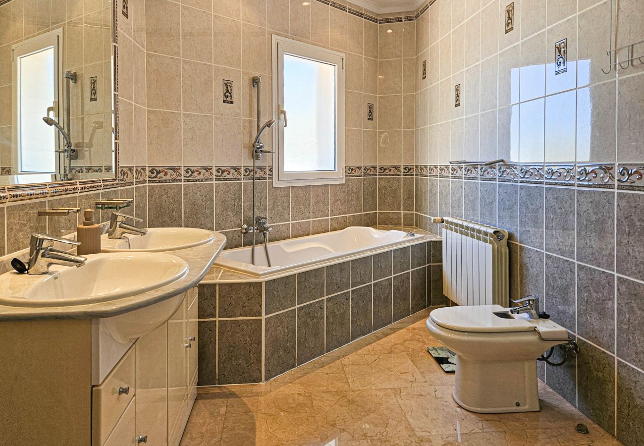 Villa in Mijas Costa - 3 Bedroom Villa with Sea Views and Private Pool