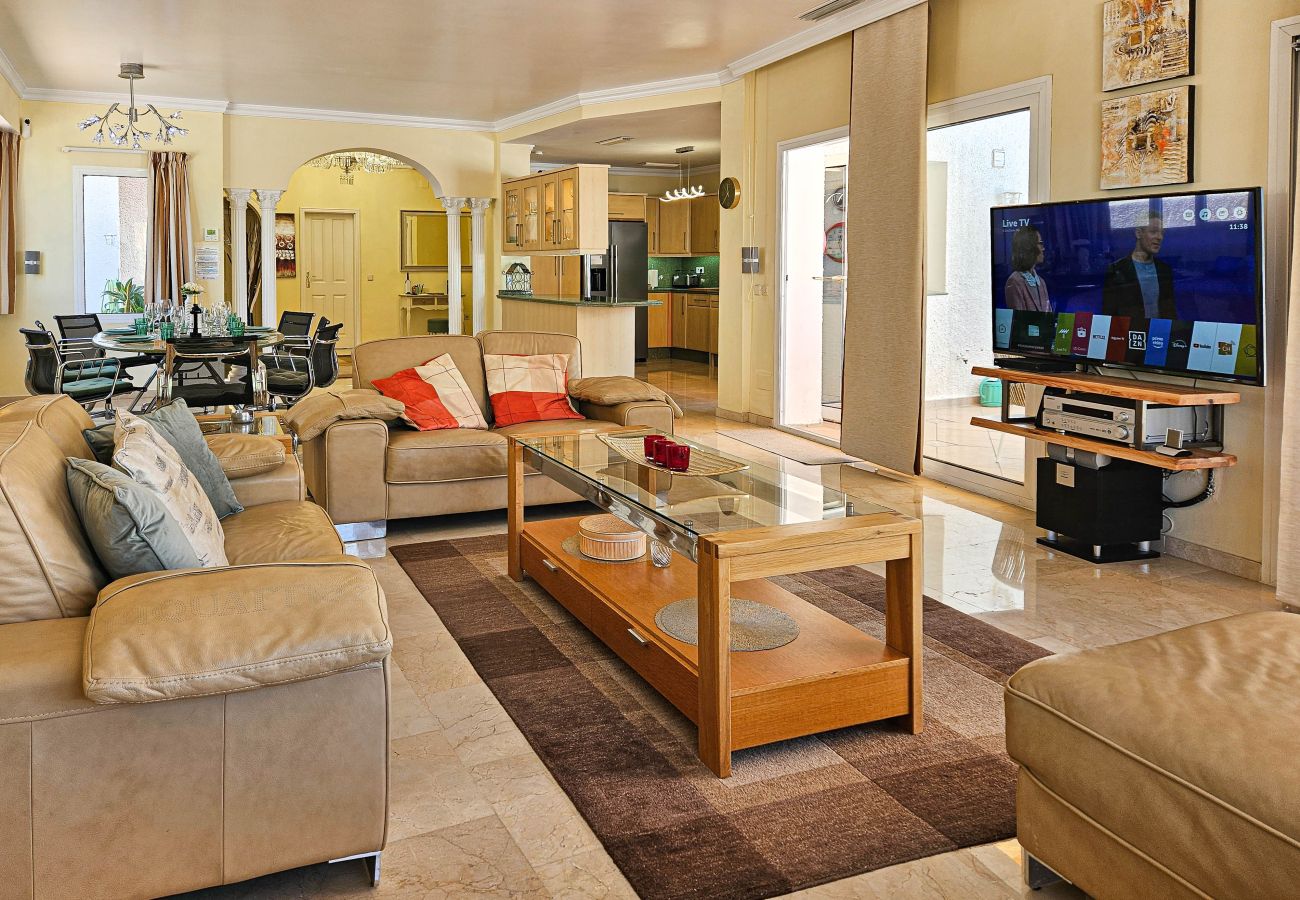 Villa in Mijas Costa - 3 Bedroom Villa with Sea Views and Private Pool