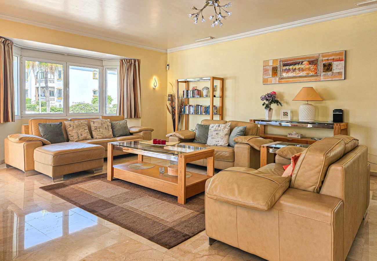 Villa in Mijas Costa - 3 Bedroom Villa with Sea Views and Private Pool