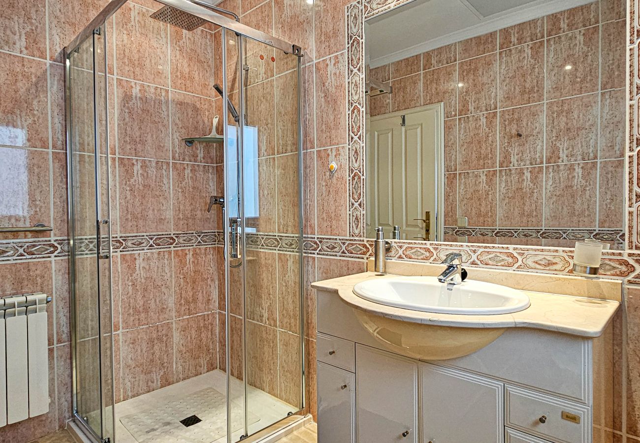 Villa in Mijas Costa - 3 Bedroom Villa with Sea Views and Private Pool