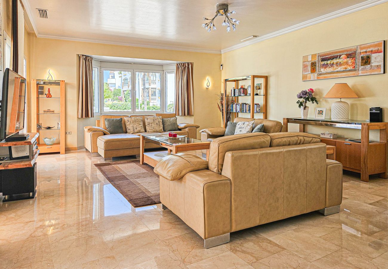 Villa in Mijas Costa - 3 Bedroom Villa with Sea Views and Private Pool