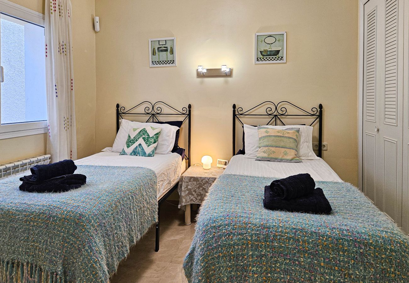 Villa in Mijas Costa - 3 Bedroom Villa with Sea Views and Private Pool