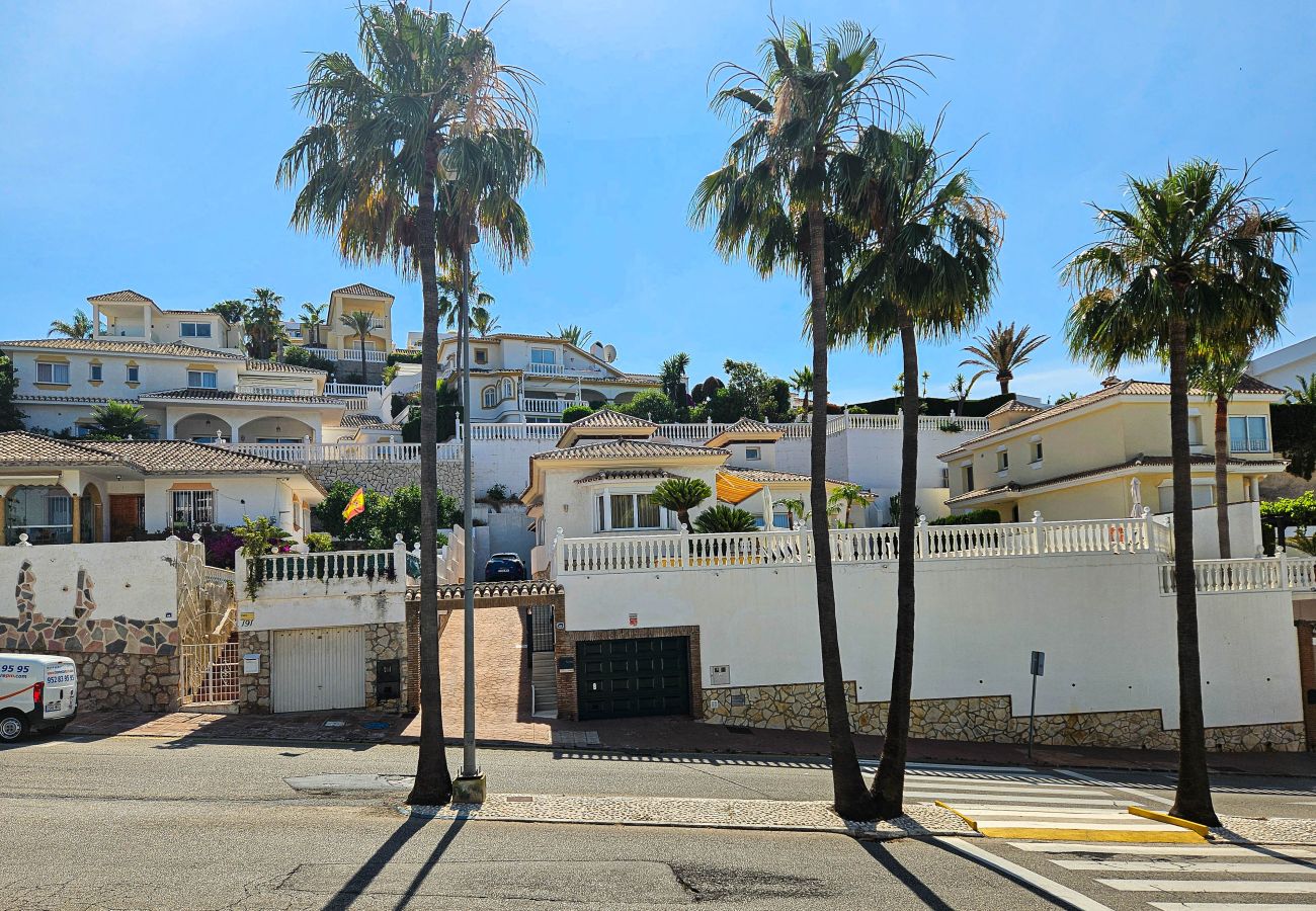 Villa in Mijas Costa - 3 Bedroom Villa with Sea Views and Private Pool