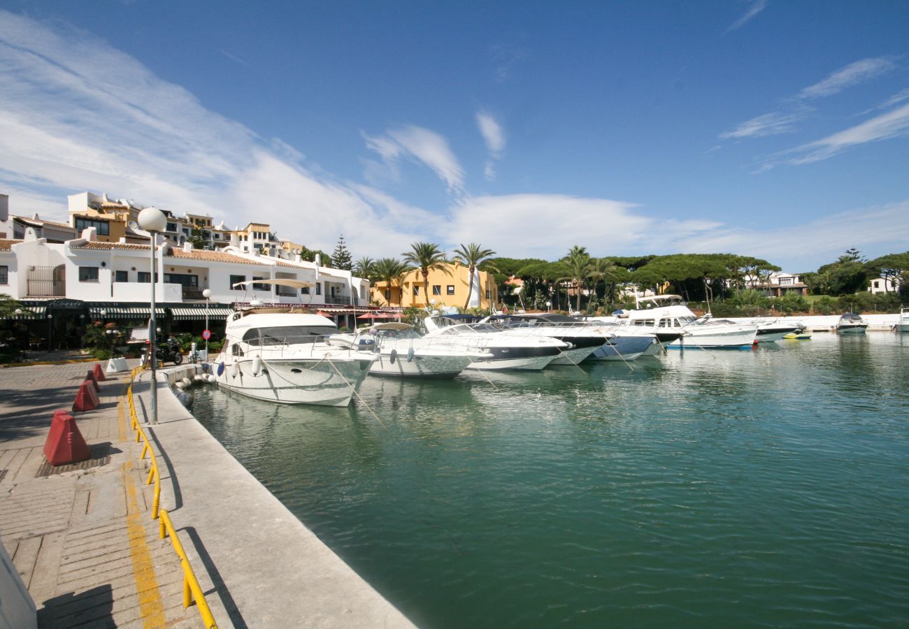 Apartment in Marbella - Two Bedroomed apartment to rent in Cabopino Port