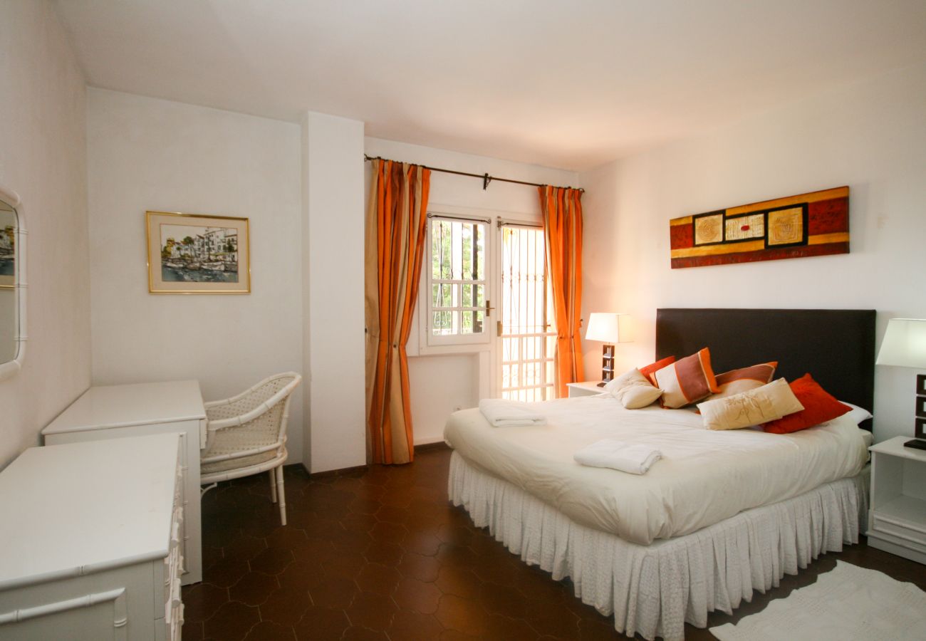 Apartment in Marbella - Two Bedroomed apartment to rent in Cabopino Port