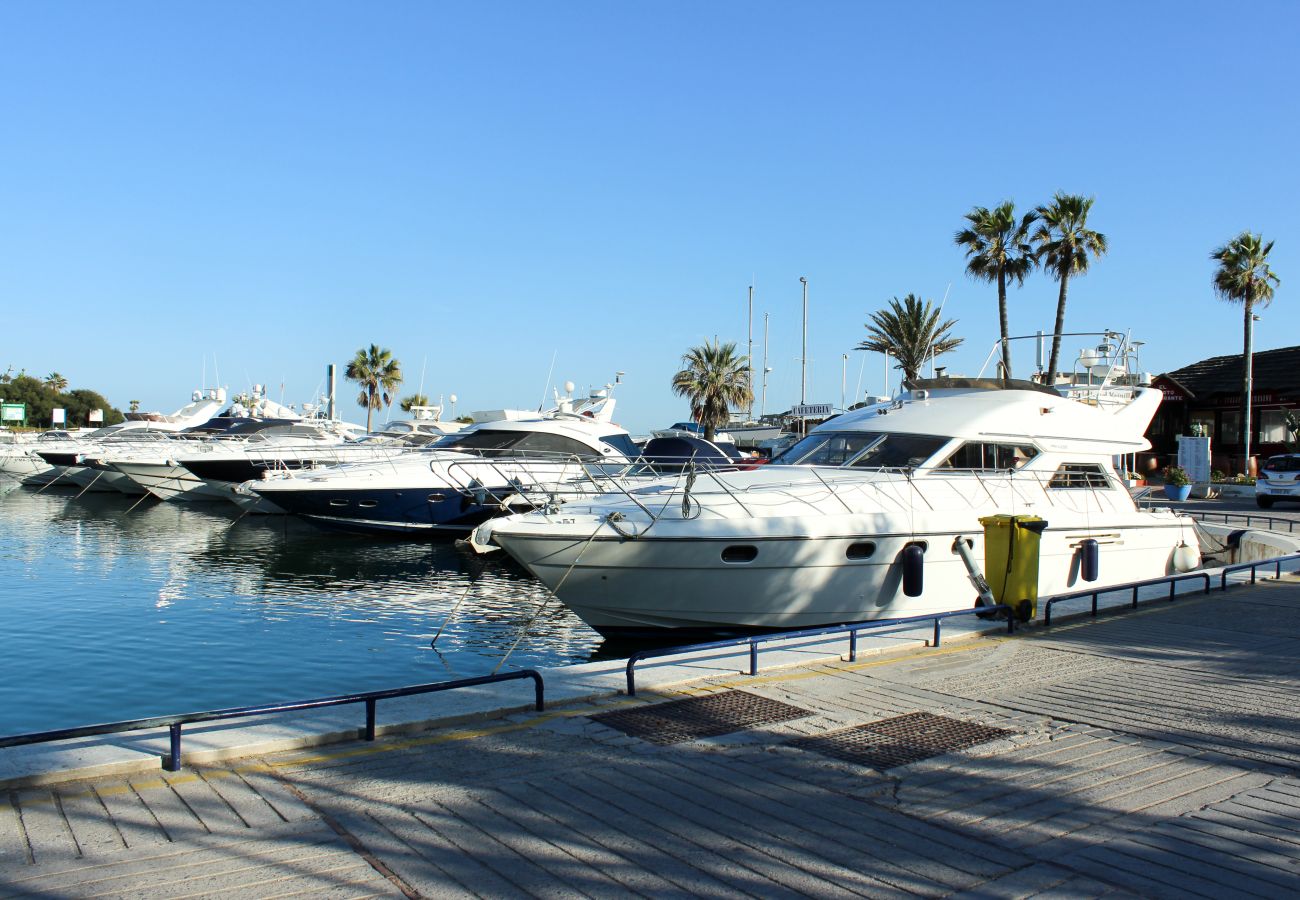 Apartment in Marbella - Two Bedroomed apartment to rent in Cabopino Port
