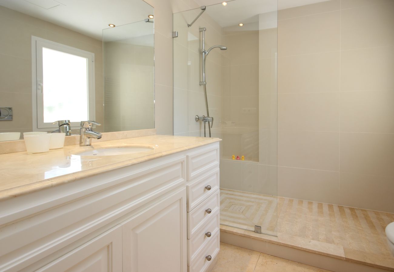Villa in Marbella - Four bedroom villa with a private pool Las Chapas 80 metres from the beach